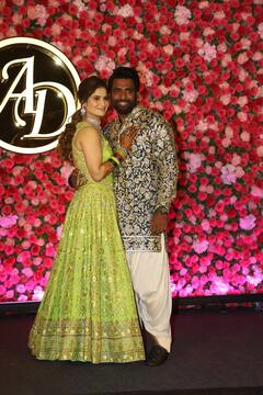 कभी बालों को संवारा, कभी गाल पर किया किस, संगीत सेरेमनी में अपने होने वाले दूल्हे दीपक संग रोमांटिक हुईं आरती सिंह, देखें तस्वीरें