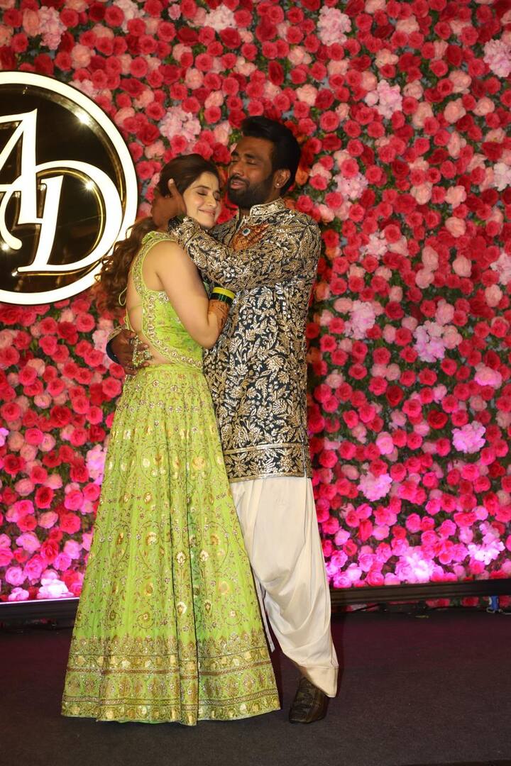 इसके बाद दीपक चौहान भी अपनी होने वाली दुल्हनिया आरती सिंह पर प्यार लुटाते हुए नजर आए.