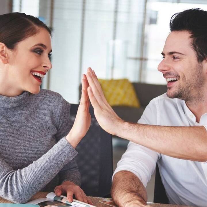 ਜੇਕਰ ਤੁਸੀਂ ਦਫਤਰ ਦੇ ਕਿਸੇ ਸਹਿਕਰਮੀ ਦੇ ਨਾਲ ਪਿਆਰ ਦੇ ਰਿਸ਼ਤੇ ਵਿੱਚ ਹੋ, ਤਾਂ ਆਪਣੇ ਵਿਵਹਾਰ 'ਤੇ ਧਿਆਨ ਦੇਣਾ ਜ਼ਰੂਰੀ ਹੈ। ਬਿਹਤਰ ਹੋਵੇਗਾ ਜੇਕਰ ਤੁਸੀਂ ਆਪਣੇ ਸਾਥੀ ਨਾਲ ਕਿਸੇ ਵੀ ਤਰ੍ਹਾਂ ਦੀ ਨਿੱਜੀ ਗੱਲਬਾਤ ਦਫਤਰ ਦੇ ਸਮੇਂ ਤੋਂ ਬਾਅਦ ਹੀ ਕਰੋ ਅਤੇ ਕੰਮ ਬਾਰੇ ਉਸੇ ਤਰ੍ਹਾਂ ਗੱਲ ਕਰੋ ਜਿਵੇਂ ਤੁਸੀਂ ਦੂਜੇ ਸਾਥੀਆਂ ਨਾਲ ਕਰਦੇ ਹੋ। ਕਈ ਵਾਰ, ਪ੍ਰੇਮ ਸਬੰਧਾਂ ਵਿੱਚ ਤੁਹਾਡੇ ਪਾਰਟਨਰ ਪ੍ਰਤੀ ਤੁਹਾਡੀਆਂ ਹਰਕਤਾਂ ਅਤੇ ਪ੍ਰਤੀਕਿਰਿਆਵਾਂ ਦਫਤਰ ਵਿੱਚ ਤੁਹਾਡੇ ਦੋਵਾਂ ਦੀ ਅਕਸ ਨੂੰ ਖਰਾਬ ਕਰ ਸਕਦੀਆਂ ਹਨ।