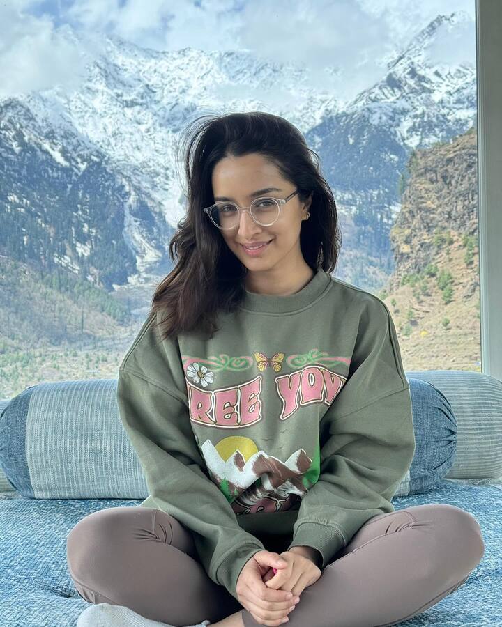 ती आपली सुट्टी कुठे घालवत आहे हे उघड केले नाही. पण तिने शेअर केलेले फोटो खूप पसंत केले जात आहेत.