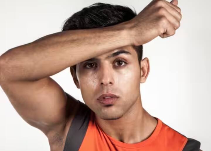 ਜੇਕਰ ਪਸੀਨੇ ਦੇ ਕਾਰਨ ਚਿਪਚਿਪਾ ਅਤੇ ਬਦਬੂ ਆ ਰਹੀ ਹੈ, ਤਾਂ ਪਸੀਨਾ ਆਉਣਾ ਠੀਕ ਨਹੀਂ ਹੈ ਕਿਉਂਕਿ ਇਸ ਨਾਲ ਕਈ ਸਿਹਤ ਸਮੱਸਿਆਵਾਂ ਹੋ ਸਕਦੀਆਂ ਹਨ।