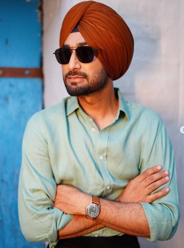 ਵਰਕਫਰੰਟ ਦੀ ਗੱਲ ਕਰਿਏ ਤਾਂ ਹਾਲ ਹੀ ਕਲਾਕਾਰ ਦਾ ਗੀਤ #SMUG ਰਿਲੀਜ਼ ਹੋਇਆ। ਇਸ ਗੀਤ ਨੂੰ ਪ੍ਰਸ਼ੰਸਕਾਂ ਵੱਲੋਂ ਭਰਮਾ ਹੁੰਗਾਰਾ ਦਿੱਤਾ ਜਾ ਰਿਹਾ ਹੈ।