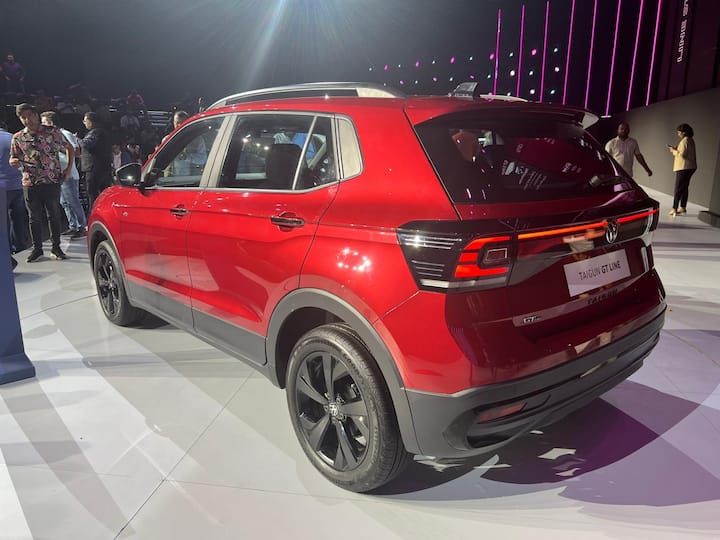 Taigun GT লাইন এখন 1.0l TSI ইঞ্জিন সহ 6-স্পিড ম্যানুয়াল ট্রান্সমিশনের জন্য INR 14.08 লক্ষ (এক্স-শোরুম) মূল্যে এবং 6-স্পিড স্বয়ংক্রিয় ট্রান্সমিশনের জন্য INR 15.63 লক্ষ (এক্স-শোরুম) মূল্যে পাওয়া যায়। .