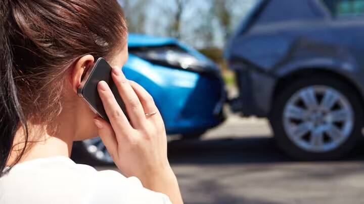 કાર અકસ્માતના આવા પ્રસંગોએ, તમારે પ્રથમ વસ્તુ પોલીસને બોલાવવી જોઈએ. પોલીસ ઘટનાસ્થળે પહોંચીને તમને મદદ કરશે.