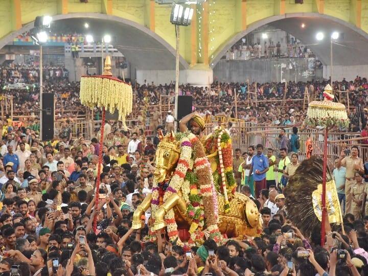 பக்தர்களால் தல்லாகுளம் முதல் வைகை ஆறு வரை மக்கள் வெள்ளதால் நிரம்பி மதுரை மாநகரமே விழாக்கோலம் பூண்டது.