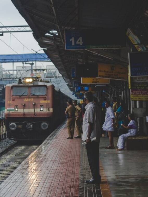 बिना टिकट यात्रा पर रेलवे कितना फाइन लेता है