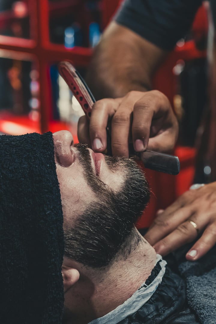 If you want to grow a thick beard, you can shave it once a month and trim it with a trimmer on the rest of the days.  Let us tell you that by shaving, your beard grows faster and your skin also remains healthy.  Overall, one has to be a little careful while choosing both (Photo credit: pexels)
