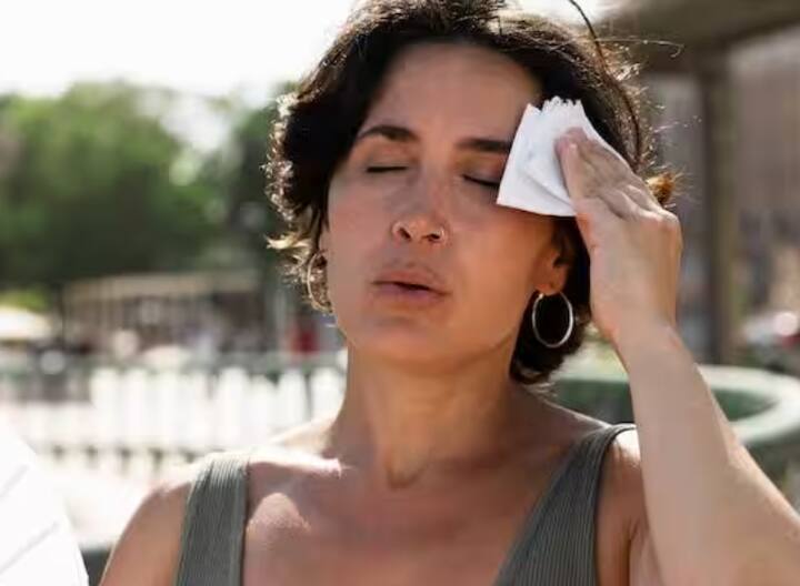 ਜਿਵੇਂ ਪਿਸ਼ਾਬ ਅਤੇ ਮਲ ਪਾਸ ਹੋਣਾ ਮਨੁੱਖੀ ਸਰੀਰ ਦਾ ਸੁਭਾਅ ਹੈ, ਉਸੇ ਤਰ੍ਹਾਂ ਪਸੀਨਾ ਆਉਣਾ ਵੀ ਇਕ ਕੁਦਰਤੀ ਪ੍ਰਕਿਰਿਆ ਹੈ, ਪਰ ਕੀ ਤੁਸੀਂ ਕਦੇ ਸੋਚਿਆ ਹੈ ਕਿ ਜਿਵੇਂ-ਜਿਵੇਂ ਤਾਪਮਾਨ ਵਧਦਾ ਹੈ ਜਾਂ ਸਾਨੂੰ ਕਿਸੇ ਚੀਜ਼ ਤੋਂ ਘਬਰਾਹਟ ਹੋਣ ਲੱਗਦੀ ਹੈ, ਤਾਂ ਅਸੀਂ ਤੁਹਾਨੂੰ ਦੱਸਦੇ ਹਾਂ ਕਿ ਇਸ ਦੀ ਕੀ ਵਜ੍ਹਾ ਹੈ।