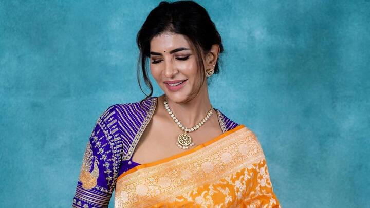 Lakshmi Manchu Photos : టాలీవుడ్ నటి మంచు లక్ష్మీ తన లేటెస్ట్ ఫోటోలను ఇన్​స్టాలో షేర్ చేసింది. చీర కట్టుకుని.. ఫోటోలకు ఫోజులిచ్చి.. చీరలంటే తనకు చాలా ఇష్టమని చెప్తోంది.