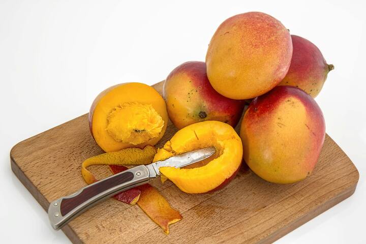 The glycemic index (GI) of mango i.e. sugar level is 51, hence it can be eaten.  Fruits are sweet because of the fructose present in them and fructose does not increase blood sugar levels.  Mango contains carbohydrates, protein, fiber, calcium, vitamin A, K, B6, B12 and many other nutrients.  Diabetic patients can eat mango in limited quantities for breakfast and lunch.  There is no problem in this.  Yes, be especially careful not to eat high carb foods like potatoes, cereals, fried foods with potatoes.  (Photo Credit: Pexels)