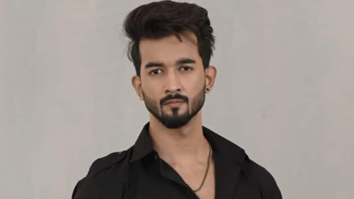 বাবা মারা যেতে সেই চাকরি পায় মেয়ে মঞ্জু। রসুলপুর পুলিশ স্টেশনের কনস্টেবল সে। তার বুদ্ধি তারিফ করার মতো।