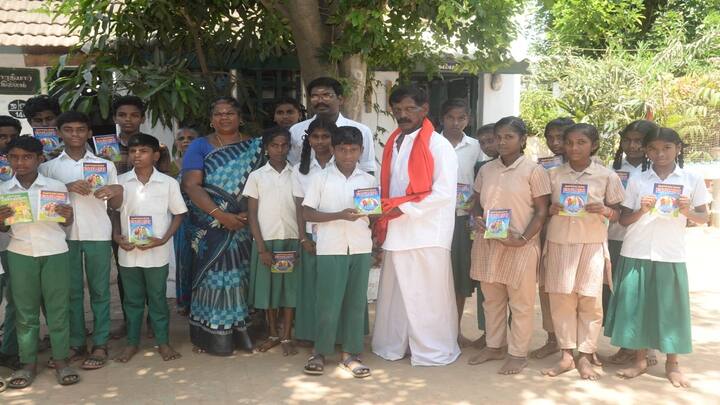 World Book Day shopkeeper provided useful books to students in Thanjavur - TNN உலக புத்தக தினத்தில் மாணவ, மாணவிகளுக்கு பயனுள்ள புத்தகங்களை வழங்கிய பழக்கடைக்காரர்
