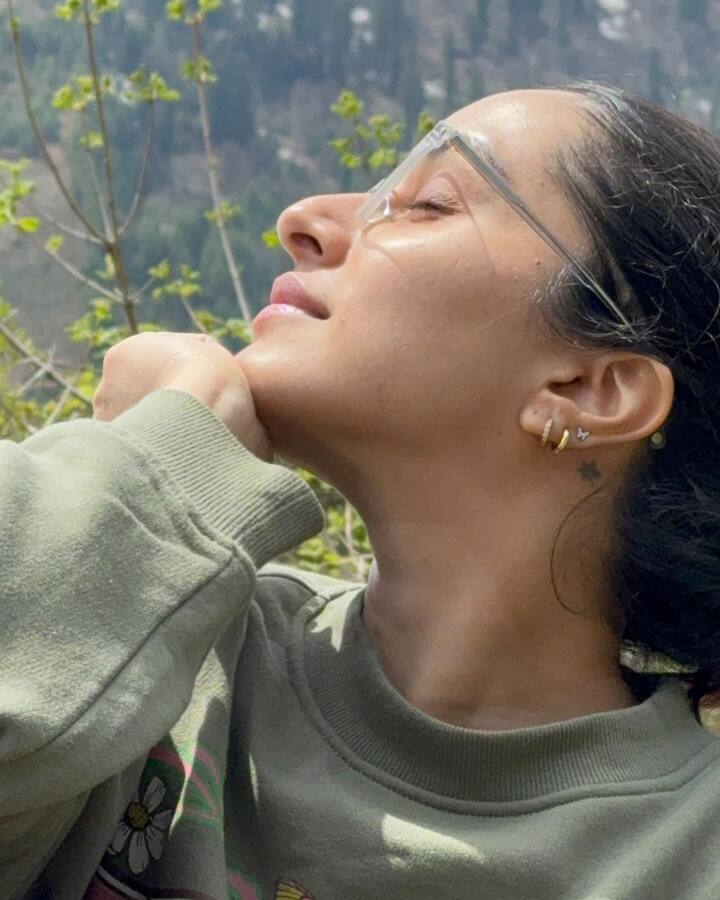 श्रद्धा कपूरने नुकतेच तिच्या इंस्टाग्रामवर स्वतःचे काही अतिशय सुंदर फोटो शेअर केले आहेत, ज्यामध्ये अभिनेत्री या दिवसात पर्वतांमध्ये तिची सुट्टी एन्जॉय करत आहे.