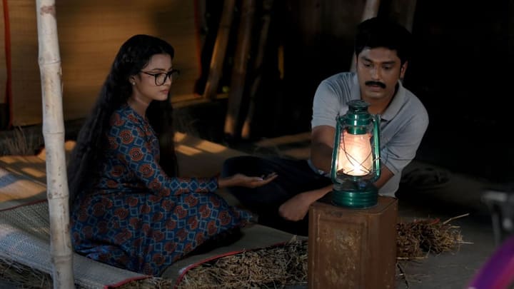 এই কাজে বেরিয়ে কনস্টেবল মঞ্জু জানতে পারে, এবারের ভোটে দাঁড়ানো প্রার্থী তুষার রক্ষিতের একাধিক বেআইনি কীর্তিকলাপের কথা।