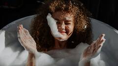 क्या सही में हर रोज नहाकर स्किन खराब कर रहे हैं लोग? जानिए एक हफ्ते में कितनी बार नहाना काफी है?