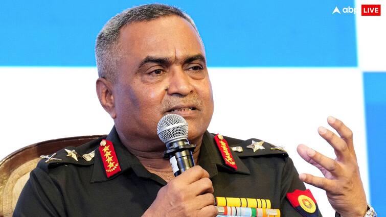 Army chief Manoj Pande says India security can not be outsourced stressing on PM Narendra Modi self reliance vision Indian Army: 'दूसरों के भरोसे नहीं रह सकती देश की सुरक्षा', आर्मी चीफ मनोज पांडे ने डिफेंस सेक्टर को लेकर क्यों कही ये बात?