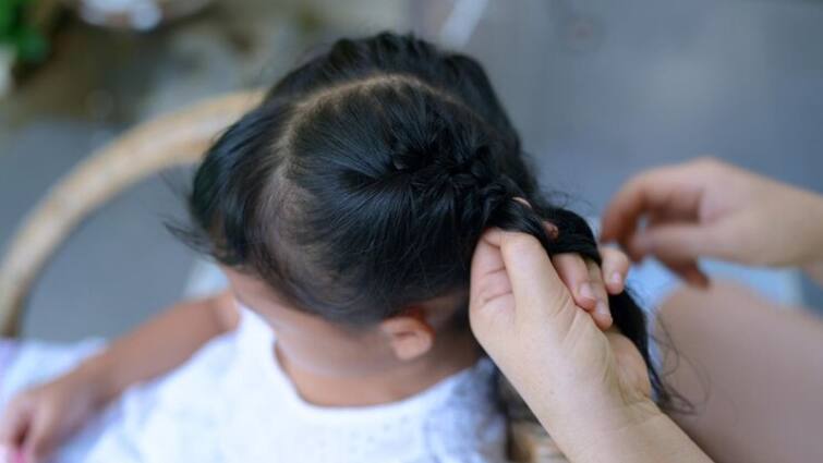 Why hairfall occur in children know how to prevent it hair growth Hair Fall: कम उम्र में आपके बच्चों के भी झड़ते हैं बाल? समझ लीजिए ये किस वजह से हो रहा है