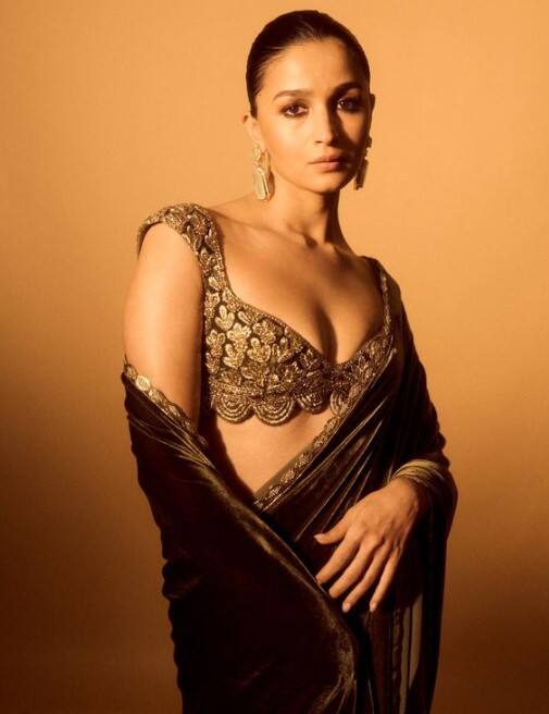 आलिया के पास पास ब्रिटिश नागरिकता है. ऐसा इसलिए है क्योंकि उनका जन्म इंग्लैंड के बर्मिंघम में हुआ था. इसी शहर में उनकी मां सोनी राजदान का भी जन्म हुआ था.  उनकी नागरिकता की स्थिति के परिणामस्वरूप, भारतीय कानून उन्हें भारतीय चुनावों में मतदान करने से रोकता है, क्योंकि केवल भारतीय नागरिक ही चुनावी प्रक्रिया में भाग लेने के लिए एलिजिबल होते हैं.