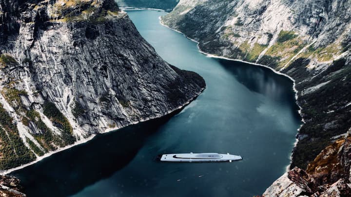 রোমাঞ্চের খোঁজে বর্তমানে শুধু পাহাড়-পর্বতই চড়েন না মানুষ। সাগর-মহাসাগরের নীচের জগৎ দেখার আগ্রহ দিন দিন বেড়েই চলেছে, তার জন্য মোটা টাকা খরচেও আপত্তি নেই তাঁদের।