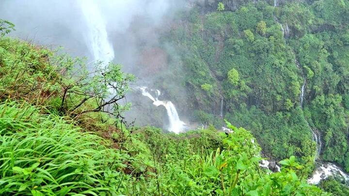 यहां का नज़ारा गर्मियों में बहुत उत्साहजनक और सुंदर होता है. अगर आप भी गर्मियों में यात्रा का प्लान बना रहे हैं, तो जानें कि अरुणाचल प्रदेश में कौन-कौन सी जगहें आपके लिए रोमांचक हो सकती हैं.