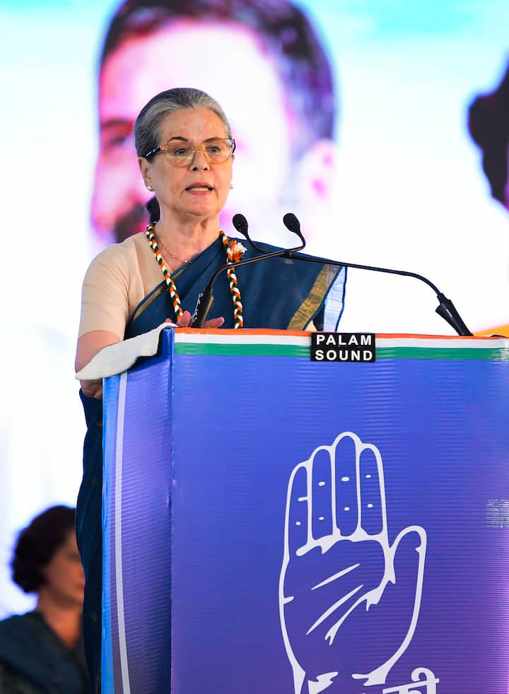 कांग्रेस की स्टार प्रचारकों की सूची में पार्टी की वरिष्ठ नेता सोनिया गांधी का नाम शामिल है. सोनिया गुजरात में पार्टी को ज्यादा से ज्यादा सीटें दिलाने के लिए प्रचार को मोर्चा संभालेंगी.