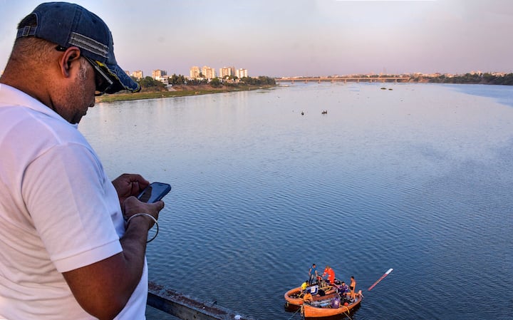 दोनों पिस्तौल और 4 मैगजीन तापी नदी के 9 मीटर अंदर मिलीं. पुलिस ने करीब 365 मीटर तक पिस्तौल की तलाश की.