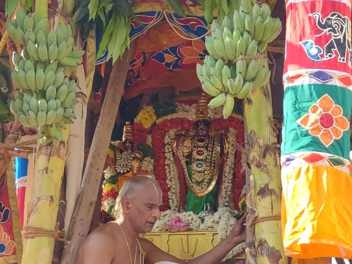 கரூர் ரங்கநாதர் சுவாமி ஆலய தேரோட்டம்...கோவிந்தா, கோவிந்தா கோஷத்துடன் தேரை இழுத்த பக்தர்கள்