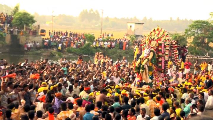 theni : In the Kallaghar temple festival, the descent of Kallaghar was held at Mullai Periyar. Thousands of devotees gathered. Theni: முல்லைப் பெரியாற்றில் கள்ளழகர் இறங்கும் வைபவம் நிகழ்ச்சி: ஆயிரக்கணக்கில் குவிந்த பக்தர்கள்