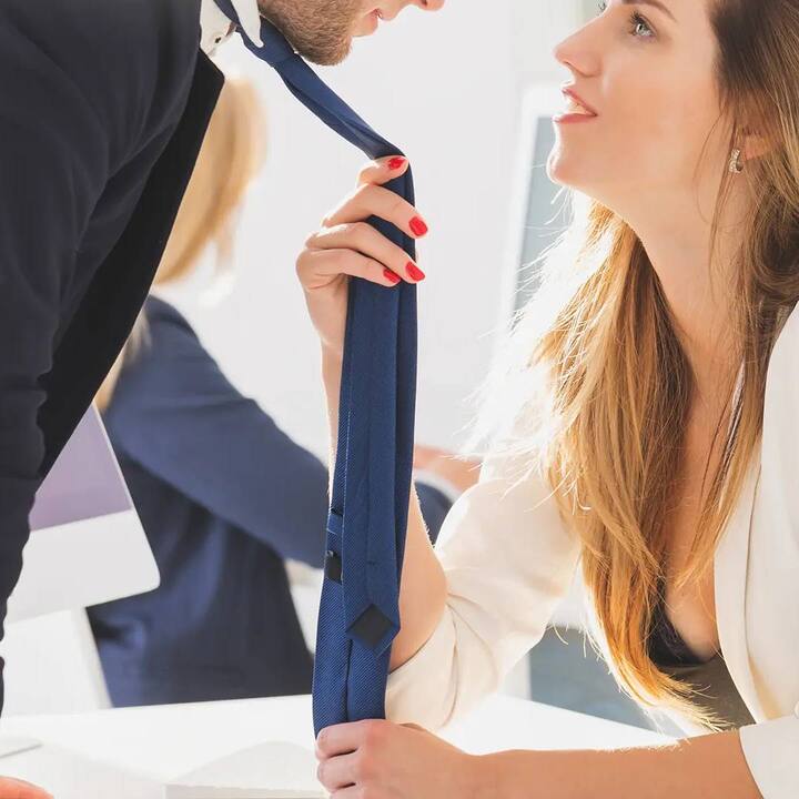 ਦਫਤਰ ਦੇ ਸਹਿਕਰਮੀਆਂ ਦੇ ਨਾਲ ਪ੍ਰੇਮ ਸਬੰਧਾਂ ਨੂੰ ਬਹੁਤ ਸੋਚ ਸਮਝ ਕੇ ਅੱਗੇ ਵਧਾਉਣਾ ਚਾਹੀਦਾ ਹੈ। ਕਈ ਵਾਰ ਲੋਕ ਦੂਜੇ ਵਿਅਕਤੀ ਬਾਰੇ ਜਾਣੇ ਬਿਨਾਂ ਹੀ ਅੱਗੇ ਵਧ ਜਾਂਦੇ ਹਨ ਅਤੇ ਉਨ੍ਹਾਂ ਦੀਆਂ ਭਾਵਨਾਵਾਂ ਨੂੰ ਠੇਸ ਪਹੁੰਚ ਜਾਂਦੀ ਹੈ। ਦਫ਼ਤਰੀ ਪਿਆਰ ਵਿੱਚ ਅਕਸਰ ਤਿਕੋਣਾਂ ਦੇਖਣ ਨੂੰ ਮਿਲਦੀਆਂ ਹਨ। ਇਸ ਤੋਂ ਇਲਾਵਾ ਇਹ ਸਮਝਣਾ ਵੀ ਜ਼ਰੂਰੀ ਹੈ ਕਿ ਕੀ ਕੋਈ ਤੁਹਾਡੇ ਨਾਲ ਗੰਭੀਰ ਰਿਸ਼ਤਾ ਬਣਾਉਣਾ ਚਾਹੁੰਦਾ ਹੈ ਜਾਂ ਕੀ ਇਹ ਰਿਸ਼ਤਾ ਕੁਝ ਦਿਨਾਂ ਤੱਕ ਹੀ ਰਹੇਗਾ, ਯਾਨੀ ਲਾਲ ਝੰਡੇ ਨੂੰ ਪਛਾਣਨ ਦੀ ਕੋਸ਼ਿਸ਼ ਕਰੋ।