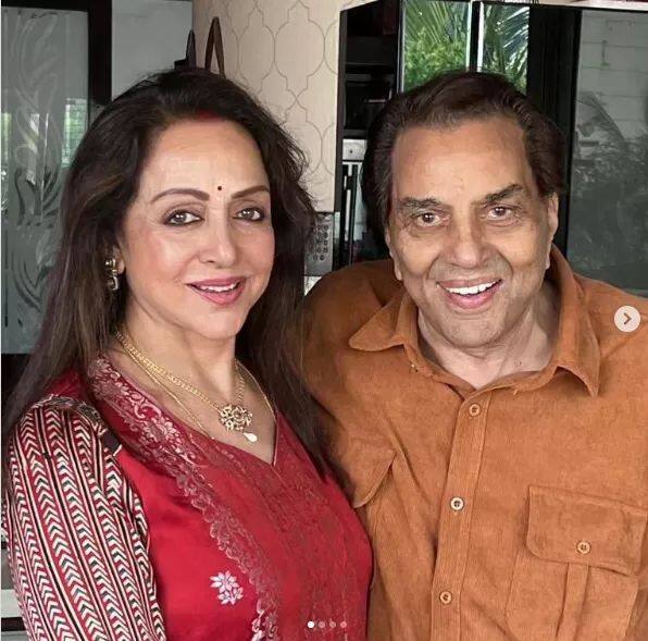 ਧਰਮਿੰਦਰ ਅਤੇ ਹੇਮਾ ਮਾਲਿਨੀ ਇੱਕ ਦੂਜੇ ਨੂੰ ਬਹੁਤ ਪਿਆਰ ਕਰਦੇ ਸਨ। ਲੰਬੇ ਅਫੇਅਰ ਤੋਂ ਬਾਅਦ, 1980 ਵਿੱਚ, ਪਹਿਲਾਂ ਹੀ ਵਿਆਹੇ ਹੋਏ ਧਰਮਿੰਦਰ ਨੇ ਆਪਣਾ ਧਰਮ ਬਦਲਿਆ ਅਤੇ ਹੇਮਾ ਮਾਲਿਨੀ ਨਾਲ ਵਿਆਹ ਕਰ ਲਿਆ।