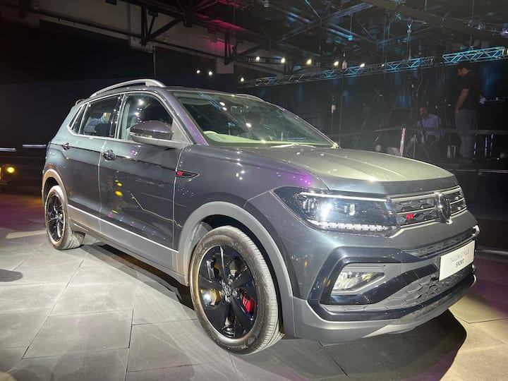 टाइगुन जीटी लाइन और जीटी प्लस स्पोर्ट में क्रोम हटा दिया गया है और इसे पूरी तरह से ब्लैक लुक दिया गया है, जिसका मतलब है कि आपको नए 17 इंच के ब्लैक अलॉय, ब्लैक एलईडी हेडलैंप/ब्लैक ग्रिल, बूट लिड पर ब्लैक कलर के टाइगन लेटर, ब्लैक कलर की रूफ रेल, ब्लैक ORVM, डार्क क्रोम डोर हैंडल और कई अन्य बदलाव मिलते हैं. 