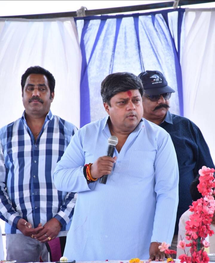 बता दें कि झालावाड़-बारां लोकसभा सीट से वसुंधरा राजे सिंधिया के बेटे दुष्यंत सिंह को बीजेपी ने प्रत्याशी बनाया है. यहां उनका मुकाबला कांग्रेस की उर्मिला जैन भाया को चुनावी मैदान में उतारा है.