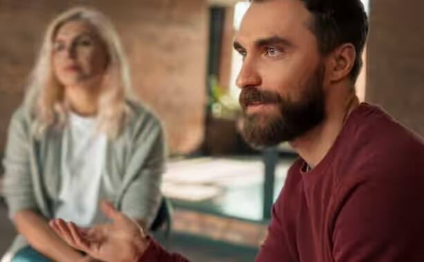 વિશ્વાસ એ કોઈપણ સંબંધનો એક નાજુક ઘટક છે. છેતરપિંડી અને વિશ્વાસઘાતને કારણે સંબંધો નબળા પડી જાય છે.