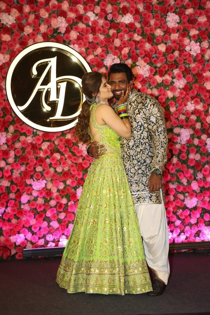 સંગીત ફંક્શનમાં, આરતી તેના ભાવિ પતિ દીપક સાથે રોમાંસ કરતી જોવા મળી હતી. આ તસવીરમાં અભિનેત્રી તેના મંગેતરના ગાલ પર કિસ કરતી જોવા મળી રહી છે.