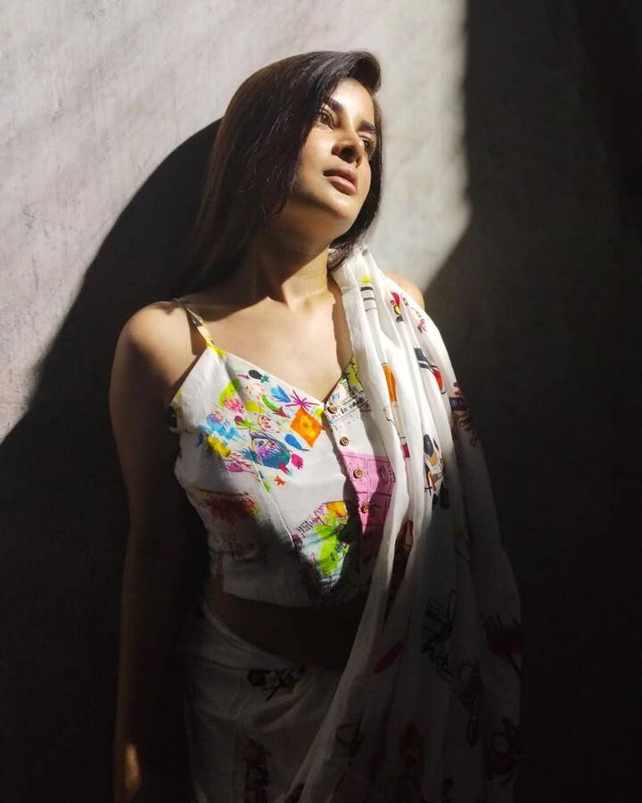 અભિનેત્રી ઇન્સ્ટાગ્રામ પર અલગ-અલગ પોઝમાં ફોટા શેર કરે છે, જેને ચાહકો ખૂબ પસંદ કરે છે.