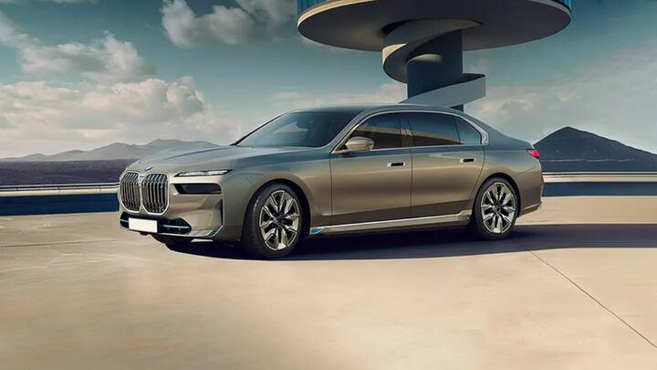 सनराइजर्स हैदराबाद की मालकिन काव्या मारन की गैराज में इको फ्रेंडली बीएमडब्ल्यू 17 शामिल है, जिसकी कीमत 2.13 करोड़ रुपये है. दरअसल, यह पूरी तरह से इलेक्ट्रिक कार अपनी दोहरी इलेक्ट्रिक मोटर के साथ 650 बीएचपी तक का पावर जनरेट कर सकती है. (फोटो क्रेडिट- सोशल मीडिया)