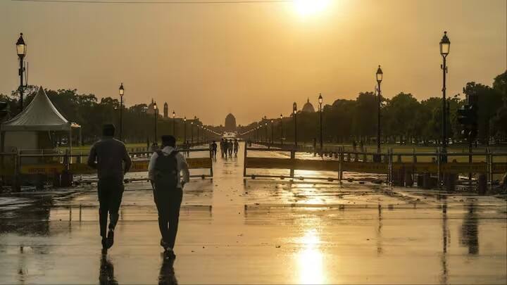 હવામાન વિભાગના જણાવ્યા અનુસાર 25 એપ્રિલે હવામાન સ્વચ્છ રહેવાની શક્યતા છે. આ સમયગાળા દરમિયાન મહત્તમ તાપમાન 38 ડિગ્રી સેલ્સિયસ અને લઘુત્તમ તાપમાન 23 ડિગ્રી સેલ્સિયસ સુધી જઈ શકે છે.