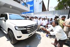 KCR Bus Yatra Photos: కేసీఆర్ బస్సు యాత్ర హైలైట్స్ ఇవే, మధ్యలో రోడ్డుకు అడ్డంగా రైతులు