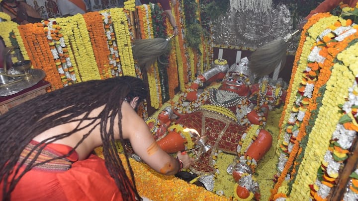 Hanuman Jayanti 2024: देशभर में मंगलवार को हनुमान जयंती का त्योहार बड़ी धूम-धाम से मनाया गया. इस दौरान देश के तमाम हनुमान मंदिरों में भक्तों की भीड़ उमड़ी.