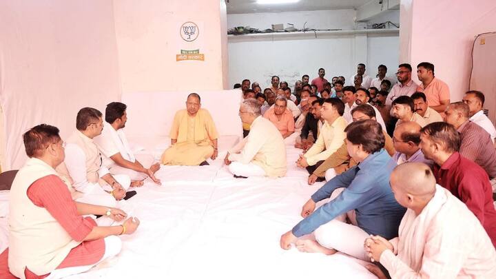 CM Yogi adityanath visit kunwar sarvesh singh house and pay tribute UP News: BJP प्रत्याशी का निधन होने के बाद पहली बार उनके घर पहुंचे सीएम योगी, सामने आई ये तस्वीरें