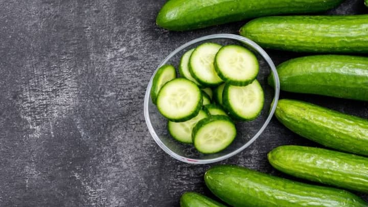 खीरा को कभी भी छिलकर नहीं खाना चाहिए. जिन्हें कब्ज और पाचन संबंधी समस्याएं रहती है. खीरा के छिलका में काफी ज्यादा मात्रा फाइबर होता है.