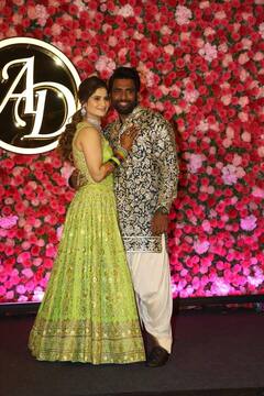 Aarti Singh Wedding: આરતી સિંહ સંગીત સેરેમનીમાં જોવા મળી રોમેન્ટીક મૂડમાં, આપ્યા શાનદાર પોઝ, જુઓ તસવીરો