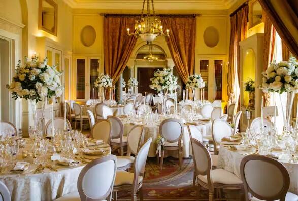 ਇਸ ਹੋਟਲ ਵਿੱਚ ਸਪਾ, ਪੂਲ, ਸਮਾਰਕ ਅਤੇ 49 ਬਹੁਤ ਹੀ ਆਲੀਸ਼ਾਨ ਅਤੇ ਵੱਡੇ ਕਮਰੇ ਹਨ। ਇਸ ਆਲੀਸ਼ਾਨ ਹੋਟਲ ਵਿੱਚ 5 ਰੈਸਟੋਰੈਂਟ, ਜਿਮ, ਫਿਟਨੈਸ ਸੈਂਟਰ, ਇਨਡੋਰ ਸਵੀਮਿੰਗ ਪੂਲ ਅਤੇ 13 ਟੈਨਿਸ ਕੋਰਟ ਵੀ ਹਨ।