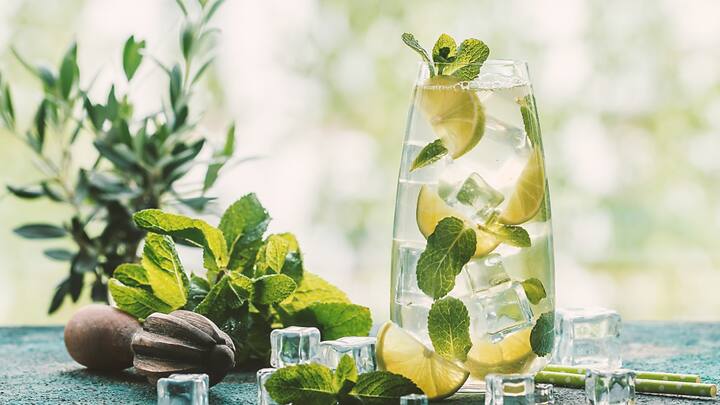 Benefits of drinking mint water in morning Refreshing Detox Drink In Summer Benefits of Mint Leaves : సమ్మర్​లో పుదీనా నీరు తాగితే ఎన్ని ప్రయోజనాలో.. బరువు, వేడిని తగ్గించుకునేందుకు ఇలా చేసేసుకోండి