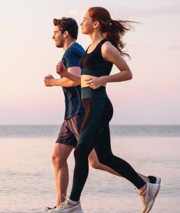 ਸਰੀਰ ਨੂੰ ਫਿੱਟ ਰੱਖਣ ਲਈ ਸੈਰ ਜਾਂ ਦੌੜਨਾ ਚੰਗਾ ਰਹਿੰਦਾ ਹੈ। ਬਹੁਤ ਸਾਰੇ ਲੋਕ ਸਵੇਰ ਜਾਂ ਸਮਾਂ ਨੂੰ ਸੈਰ ਕਰਦੇ ਹਨ। ਕੀ ਦੌੜਨਾ ਜੋੜਾਂ ਵਿੱਚ ਦਰਦ ਜਾਂ ਕਮਜ਼ੋਰੀ ਦਾ ਕਾਰਨ ਬਣ ਸਕਦਾ ਹੈ? ਇਹ ਸਵਾਲ ਆਮ ਤੌਰ 'ਤੇ ਉਨ੍ਹਾਂ ਲੋਕਾਂ ਦੁਆਰਾ ਪੁੱਛਿਆ ਜਾਂਦਾ ਹੈ ਜੋ ਦੌੜਨ ਤੋਂ ਬਾਅਦ ਜੋੜਾਂ ਵਿੱਚ ਕਮਜ਼ੋਰੀ ਮਹਿਸੂਸ ਕਰਦੇ ਹਨ। ਦਰਅਸਲ, ਦੌੜਨਾ ਸਰੀਰਕ ਅਤੇ ਮਾਨਸਿਕ ਸਿਹਤ ਦੋਵਾਂ ਲਈ ਬਹੁਤ ਪ੍ਰਭਾਵਸ਼ਾਲੀ ਕਸਰਤ ਕਿਹਾ ਜਾਂਦਾ ਹੈ। ਪਰ ਜੇਕਰ ਤੁਸੀਂ ਠੀਕ ਤਰ੍ਹਾਂ ਨਾਲ ਨਹੀਂ ਦੌੜ ਰਹੇ ਤਾਂ ਇਹ ਤੁਹਾਡੇ ਜੋੜਾਂ ਨੂੰ ਕਮਜ਼ੋਰ ਵੀ ਕਰ ਸਕਦਾ ਹੈ।