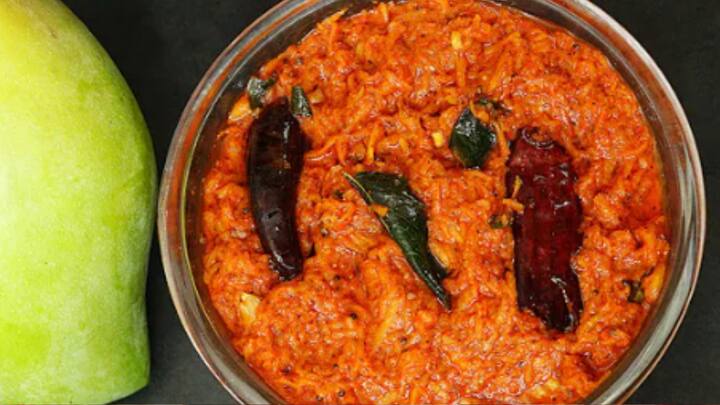 கடைசியாக இதில் ஒரு டேபிள் ஸ்பூன் பொடித்த வெல்லம் சேர்த்து இறக்கி கொள்ள வேண்டும். இந்த தொக்கு, இட்லி, தோசை, சப்பாத்திக்கு சிறந்த சைடிஷ் ஆக இருக்கும்.