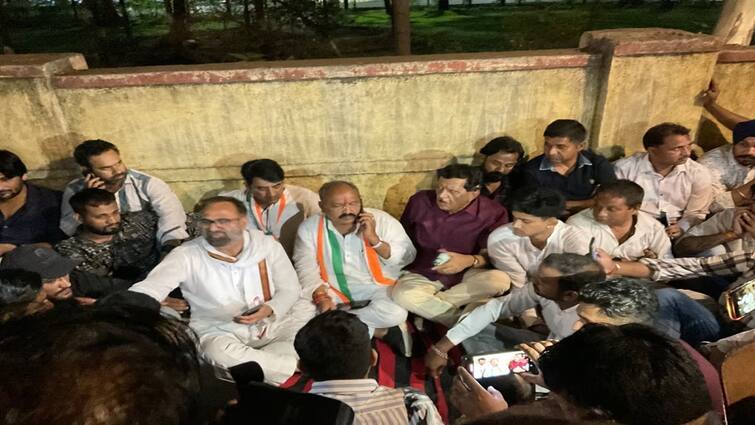 Lok Sabha Election 2024 Congress candidate Prahlad Gunjal protest outside of Kota SP office late night ANN कोटा में कांग्रेस प्रत्याशी का देर रात तक चला हाई वोल्टेज ड्रामा, धरनास्थल पर खाया खाना, जानिए क्या है मामला
