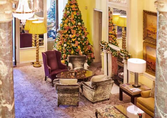 ਤੁਹਾਨੂੰ ਦੱਸ ਦੇਈਏ ਕਿ ਇਸ ਆਲੀਸ਼ਾਨ ਹੋਟਲ ਵਿੱਚ ਕਈ ਹਾਲੀਵੁੱਡ ਫਿਲਮਾਂ ਦੀ ਸ਼ੂਟਿੰਗ ਹੋ ਚੁੱਕੀ ਹੈ, ਜਿਸ ਵਿੱਚ ਜੇਮਸ ਬਾਂਡ ਸੀਰੀਜ਼ ਵੀ ਸ਼ਾਮਲ ਹੈ। ਇਸ ਹੋਟਲ ਦਾ ਡਿਜ਼ਾਇਨ ਅਤੇ ਇੰਟੀਰੀਅਰ ਇੰਨਾ ਖੂਬਸੂਰਤ ਹੈ ਕਿ ਤੁਸੀਂ ਇਸ ਨੂੰ ਛੱਡ ਕੇ ਨਹੀਂ ਮਹਿਸੂਸ ਕਰੋਗੇ। ਪੂਰੇ ਹੋਟਲ ਨੂੰ ਬਹੁਤ ਹੀ ਖੂਬਸੂਰਤੀ ਨਾਲ ਸਜਾਇਆ ਗਿਆ ਹੈ।