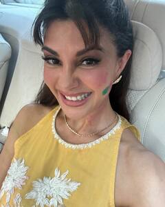 जॅकलीन फर्नांडिस घेतेय सुट्टीचा आनंद, बोटीत बसून दिली वेगवेगळी पोझ, पाहा फोटो!