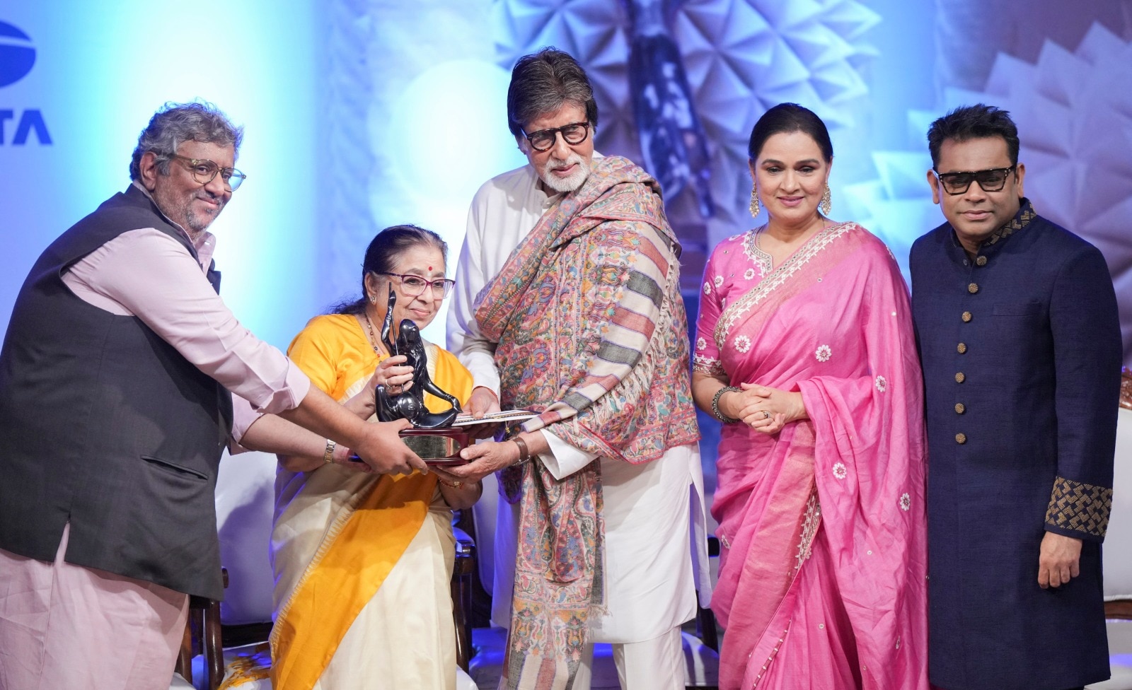 अमिताभ बच्चन को मिला 'लता दीनानाथ मंगेशकर पुरस्कार', इनसे पहले इन दो सेलिब्रिटीज को मिल चुका है ये सम्मान